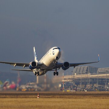 Ein Flugzeug von Sunexpress startet am Flughafen Stuttgart.