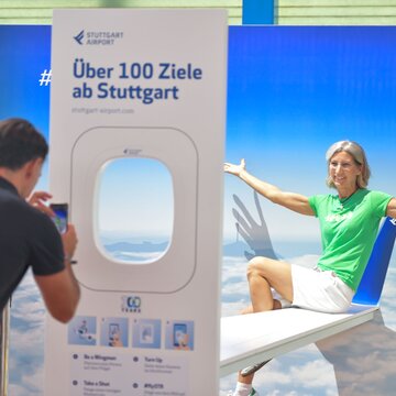Werbeaktion für über 100 Reiseziele ab Flughafen Stuttgart Person posiert für ein Foto bei einer Werbeaktion des Flughafen Stuttgart.