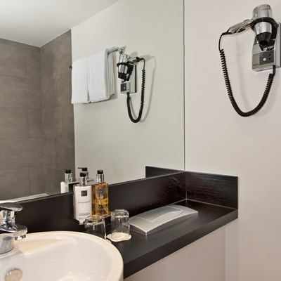 Hotelbadezimmer mit Waschbecken und Spiegel