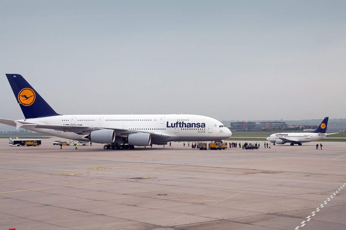 Eine Airbus A380 von Lufthansa auf dem Vorfeld