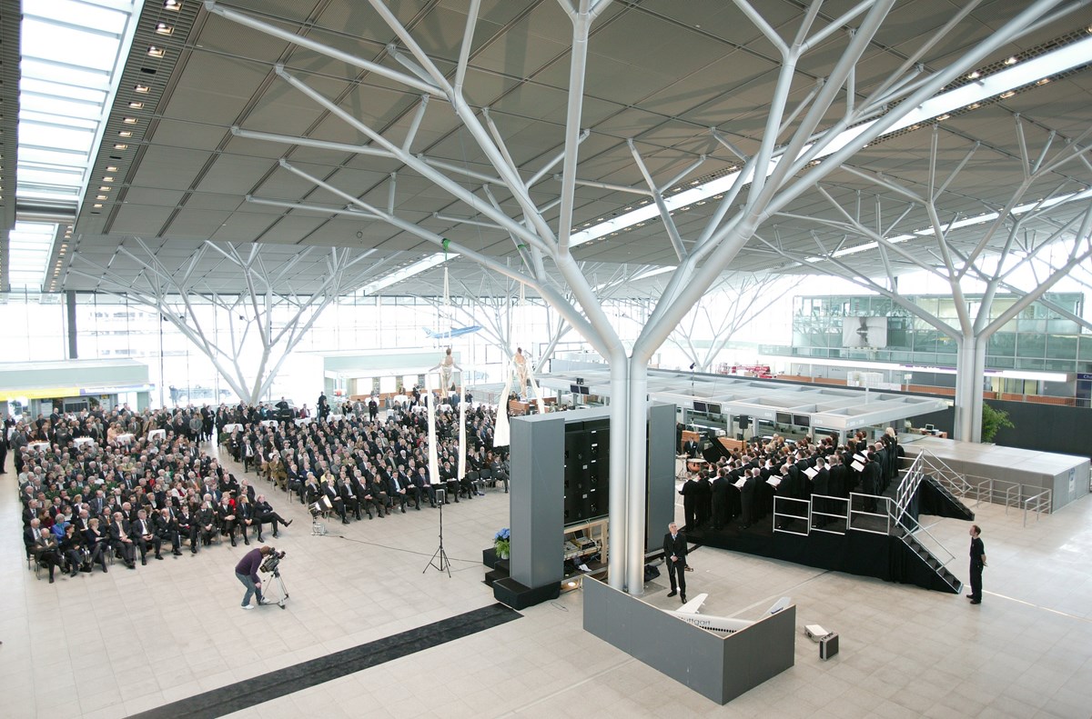 Zuschauer der Eröffnungsveranstaltung Terminal 3 sitzen auf Stühlen