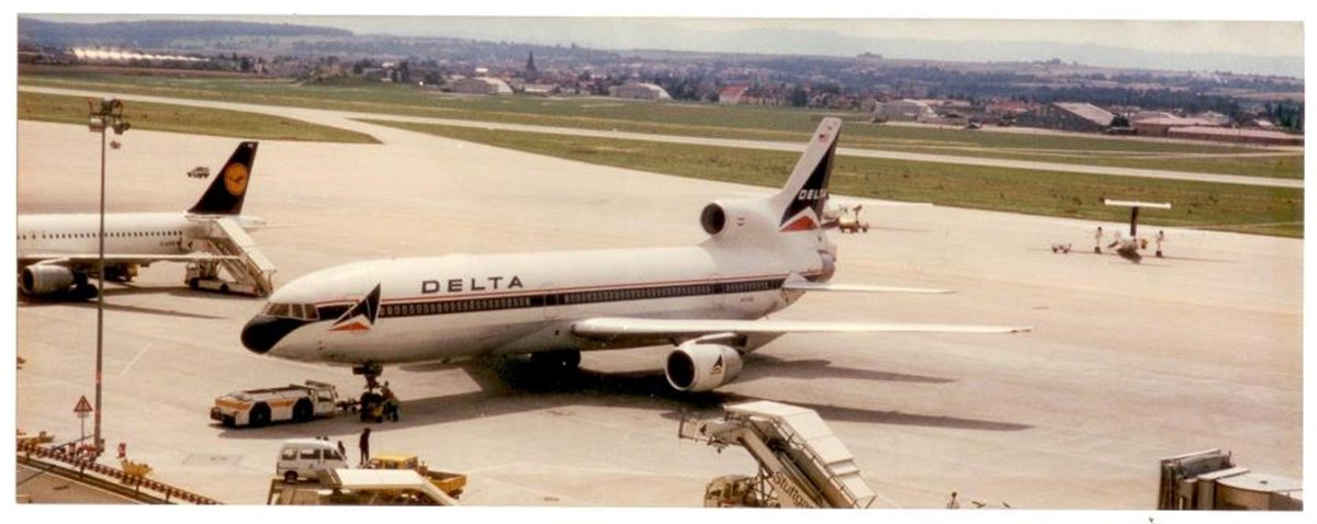 Flugzeug der Delta-Airlines am Stuttgarter Flughafen