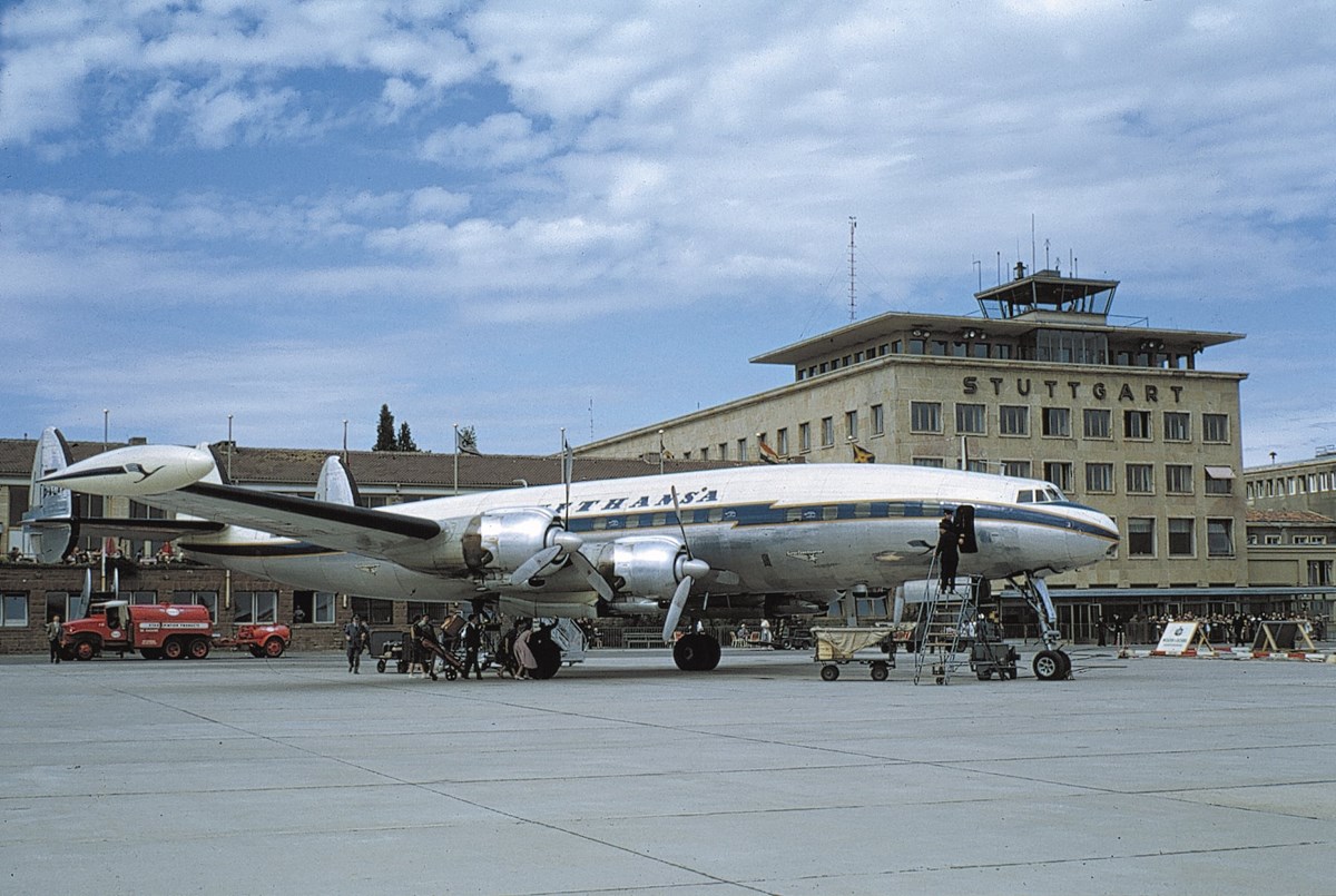 Flugzeug einer Lufthansa auf dem Vorfeld im Jahre 1955