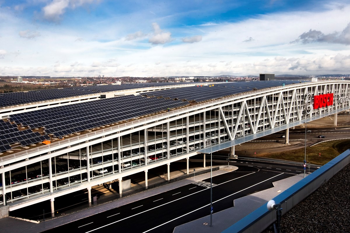 Luftbild der Solaranlage auf dem Dach des Bosch-Parkhauses