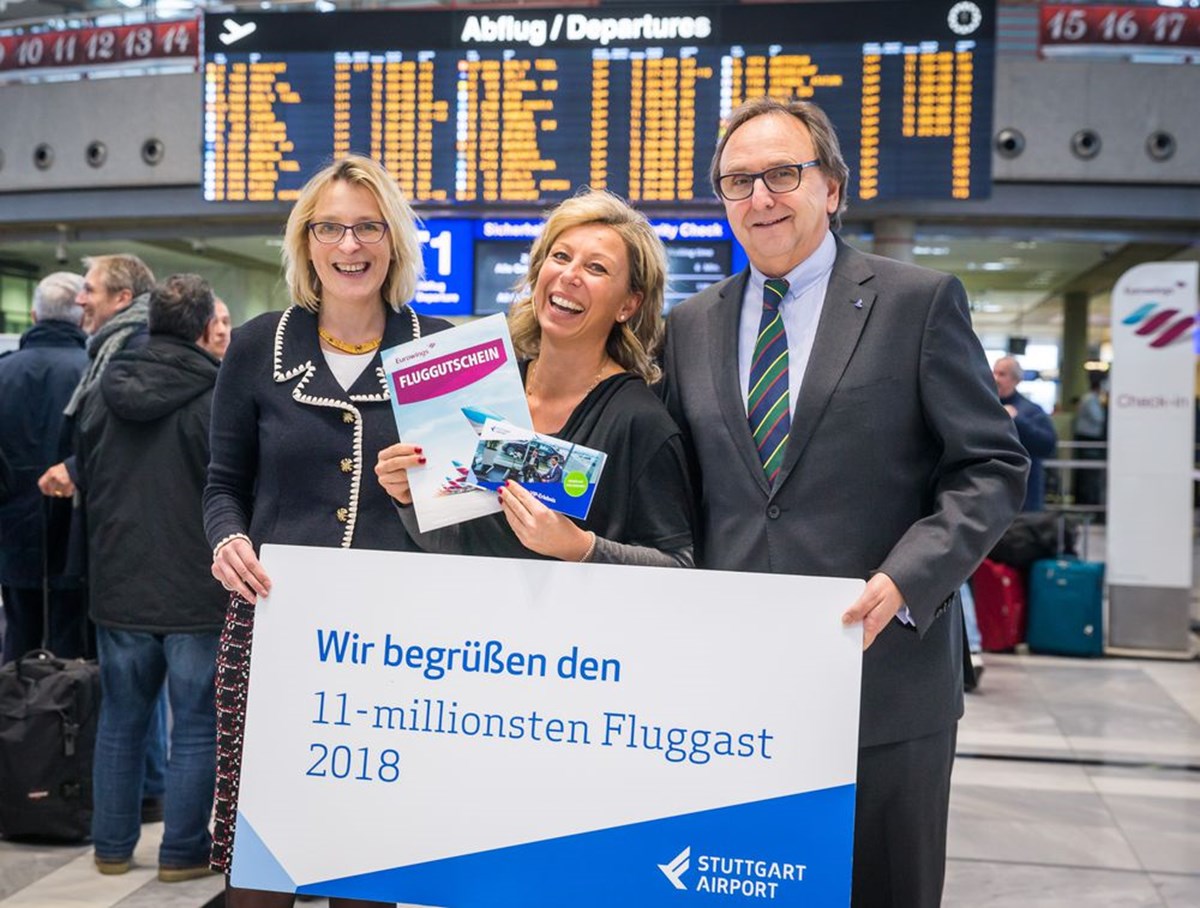 Gemeinsames Foto von 11 millionstem Fluggast mit Geschäftsführern Frau Freitag und Herr Schoefer
