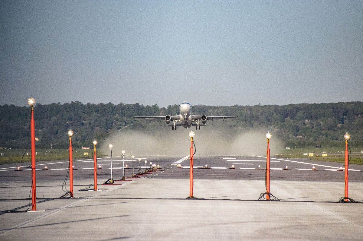 Ein Flugzeug startet auf der Runway in die Luft