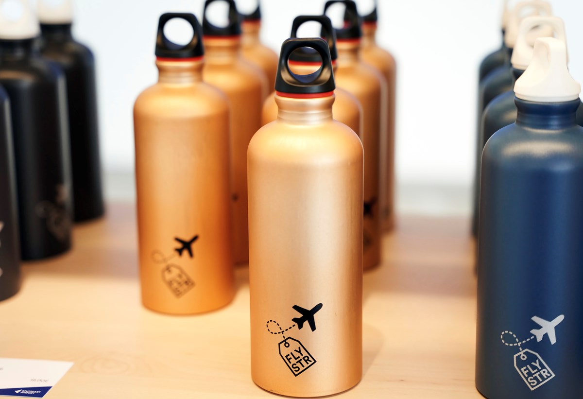 Trinkflaschen aus Metall sind im Shop des Besucherzentrums am Flughafe Stuttgart ausgestellt