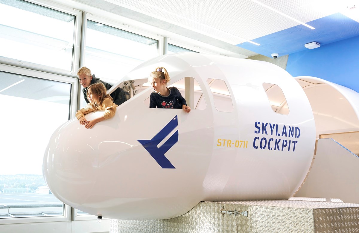 Kinder spielen im Modell eines Cockpits im SkyLand am Flughafen Stuttgart