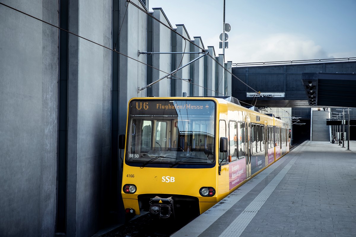 Seit Ende 2021 fährt die U-Bahn-Linie 6 die beiden neuen Haltestellen am Flughafen Stuttgart an.