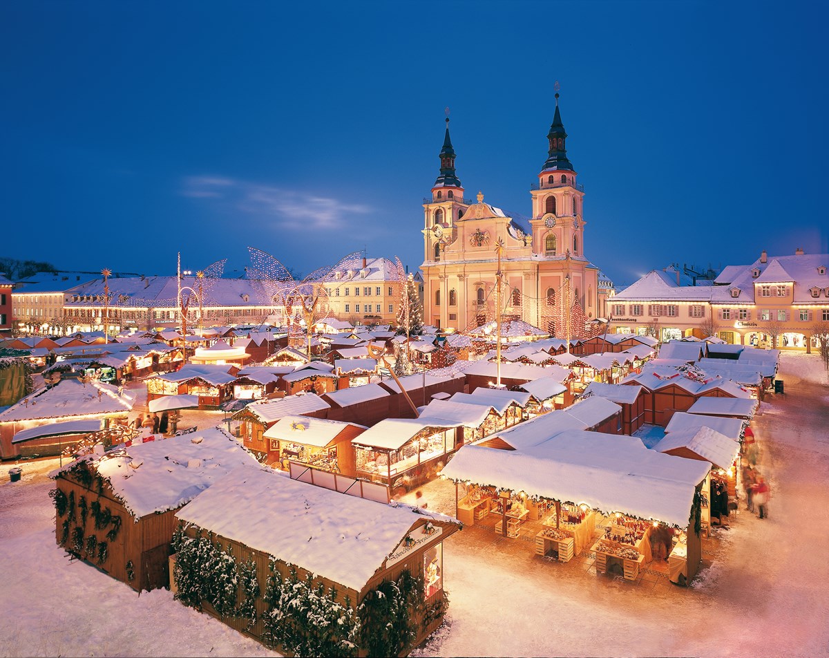 Verschneiter Weihnachtsmarkt Ludwigsburg mit Beleuchtung