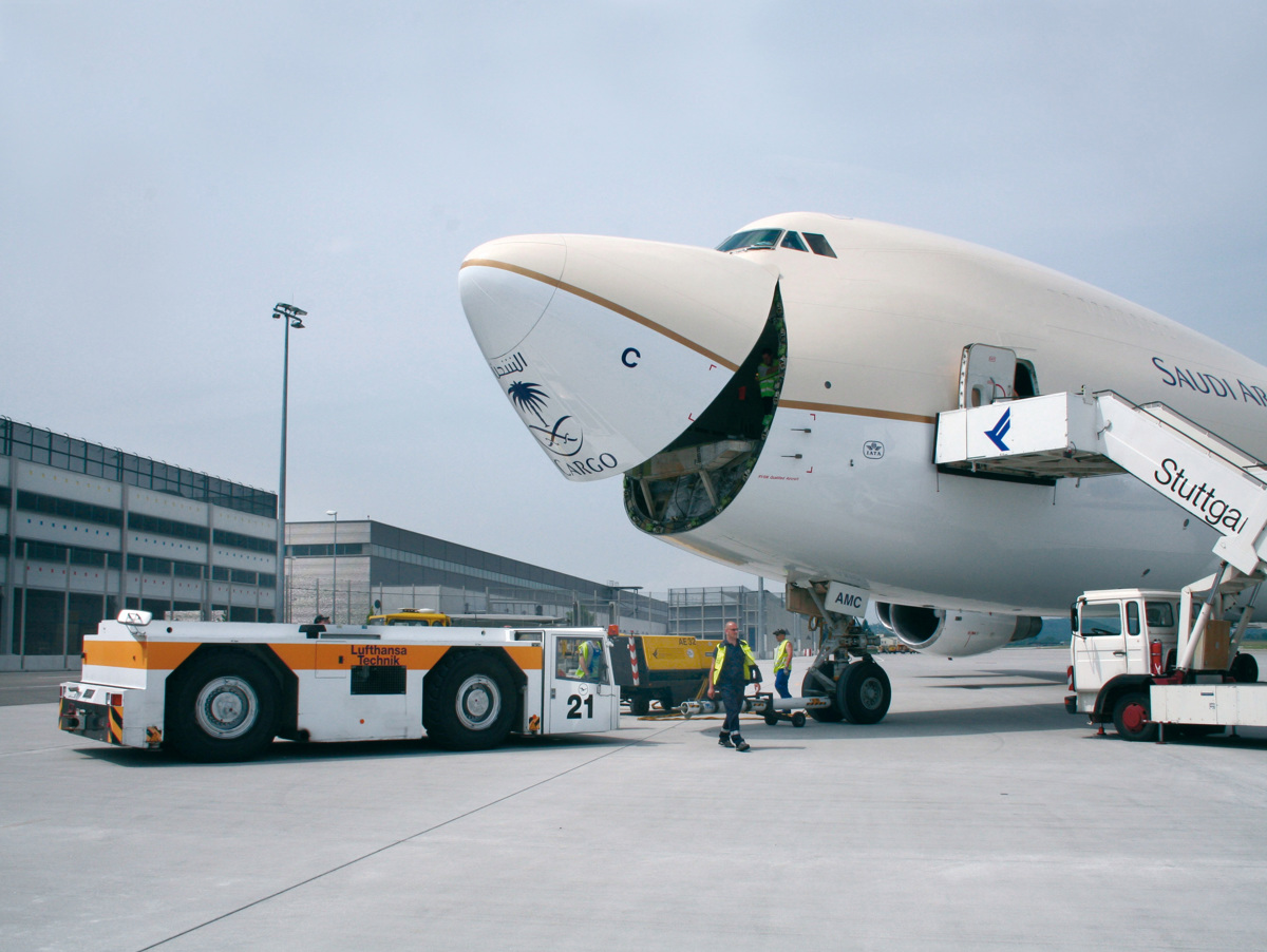 Frachtflugzeug wird auf Parkposition abgefertigt